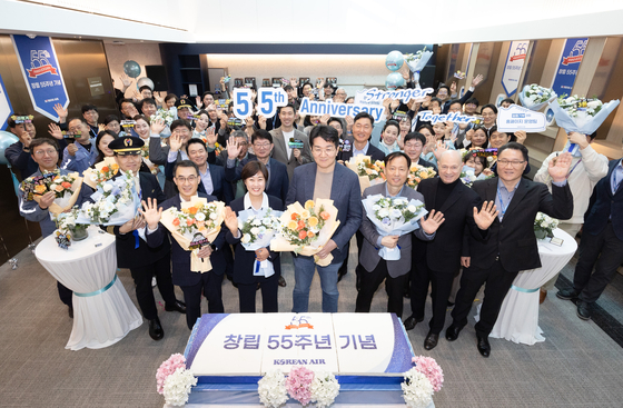 Hanjin Group Chairman Walter Cho, third from left in the first row, participates in a celebratory event for Korean Air's 55th anniversary at its headquarters in western Seoul on Monday. [KOREAN AIR]