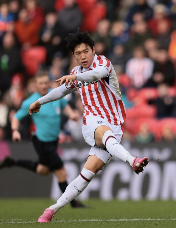 Stoke City's Bae Jun-ho shoots during Saturday's game against Middlesbrough, scoring his first goal on home turf at Bet365 Stadium in Stoke-on-Trent, England. [SCREEN CAPTURE]