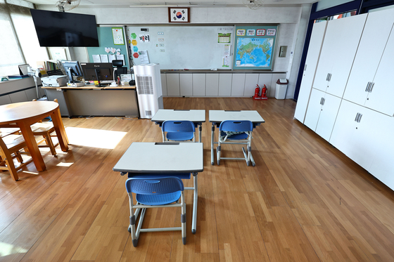 Only three desks are laid out according to the number of students in the fifth-grade classroom at Imdong Elementary School in Andong, North Gyeongsang on Feb. 8. [KIM JONG-HO] 