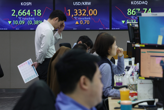 Screens in Hana Bank's trading room in central Seoul shows the stock market price as it opens on Tuesday. [YONHAP]