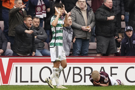 Celtic's Yang Hyun-jun, left, reacts after fouling Heart of Midlothian's Alex Cochrane during a Scottish Premiership match at Tynecastle Park in Edinburgh, Scotland on Sunday. [AP/YONHAP]
