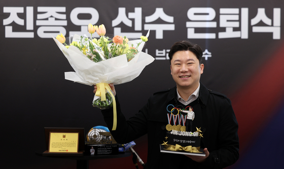 Jin Jong-oh poses for a photo during his retirement ceremony held at the Brion Company office in eastern Seoul on Monday. [NEWS1] 