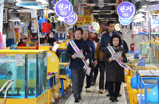 Officials from Incheon’s Namdong District Office and local residents carry out a campaign on Tuesday at Soraepogu fish market to prevent vendors from overpricing the seafood and marine products and to stabilize consumer prices. The district office also conducted an intense on-site probe to cease illegal commercial activities in the neighborhood where the fish market is located. [YONHAP]