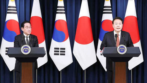Korean President Yoon Suk Yeol and Japanese Prime Minister Fumio Kishida holding a joint press conference at the Yongsan presidential office in central Seoul after their bilateral summit on May 7 last year. [JOINT PRESS CORPS]
