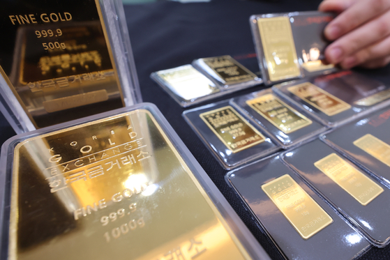 Gold bars displayed at the Korea Gold Exchange in Jongno District, central Seoul, on Tuesday. [YONHAP]