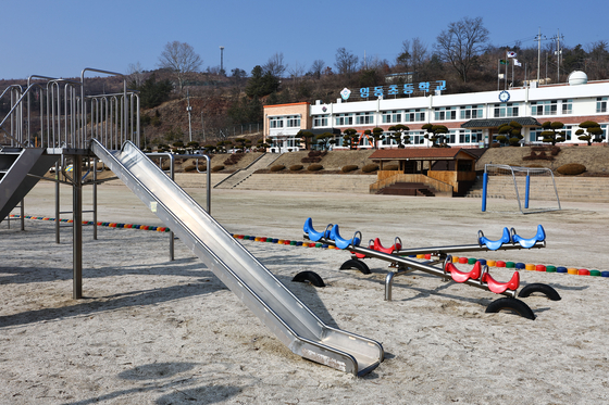 An empty playground with no students at Imdong Elementary School in Andong, North Gyeongsang on Feb. 8. [KIM JONG-HO]