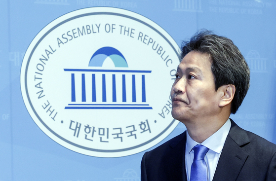 Former presidential chief of staff Im Jong-seok leaves a press conference at the National Assembly in western Seoul on Feb. 28, a day after he failed to be nominated for the upcoming April general elections. [JOONGANG PHOTO]