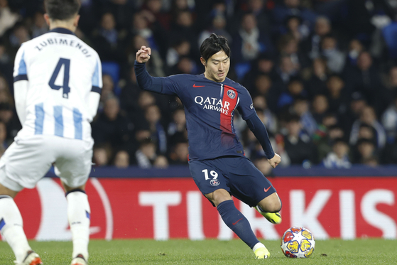 Lee Kang-in of PSG in action during a UEFA Champions League round of 16 match between Real Sociedad and Paris Saint-Germain at the Anoeta Stadium in San Sebastian, Spain on Tuesday.  [EPA/YONHAP]