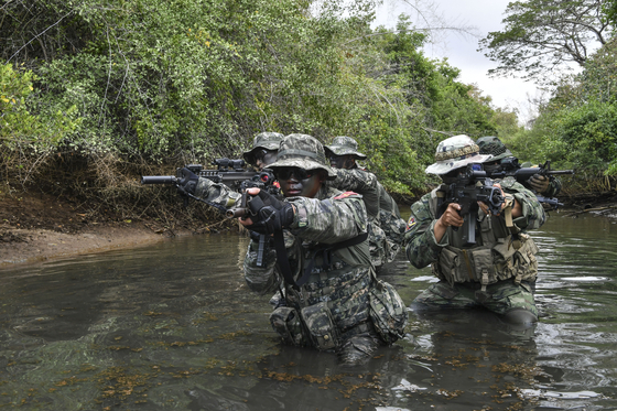 Korean and Thai marines take part in a jungle reconnaissance exercise in Thailand on March 3, in a photo provided by the Korean Marine Corps on Wednesday, an elite group of Korean, U.S. and Thai marines staged joint reconnaissance drills as part of the annual multinational Cobra Gold exercise in Thailand which began last week. Korea sent some 330 Navy and Marine Corps personnel to take part in Cobra Gold, which includes various drills across 11 regions in the Southeast Asian country and is set to end Friday. [YONHAP]