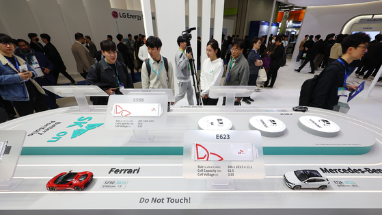 Visitors to InterBattery 2024 take a look at SK On's batteries Wednesday in Coex in southern Seoul. The event runs until Friday. [YONHAP]
