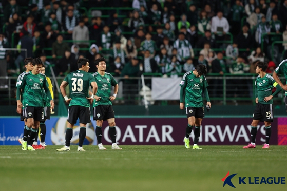 Jeonbuk Hyundai Motors players react after a 1-1 draw with Ulsan HD at the 2023-24 AFC Champions League quarterfinals held at Jeonju World Cup Stadium in Jeonju, North Jeolla on Tuesday. [NEWS1] 