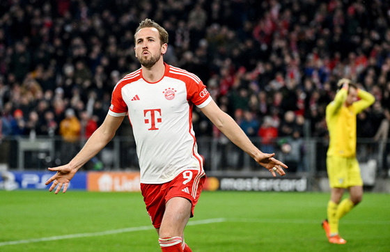 Bayern Munich's Harry Kane celebrates after scoring their first goal against Lazio at the Allianz Arena in Munich on Tuesday.  [REUTERS/YONHAP]