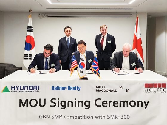 Hyundai Engineering & Construction CEO Yoon Young-joon, center, joins Rick Springman, senior vice president of International Projects at Holtec International, left, and Leo Quinn, CEO at Balfour Beatty, for joint bidding for the U.K. Atomic Energy Authority's Small Modular Reactor (SMR). [HYUNDAI E&C]