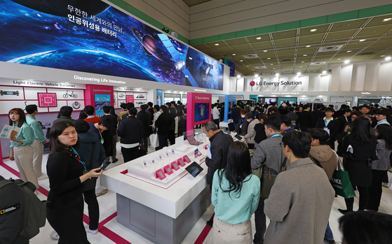 Visitors to InterBattery 2024 take a look at batteries displayed at LG Energy Solution's booth Wednesday in Coex in southern Seoul. The event runs until Friday. [YONHAP]