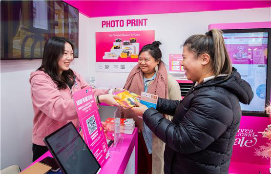 Foriegn tourists visit a welcome center and receive offline shopping coupons in Seoul during the 2024 Korea Grand Sale period which ran from Jan. 11 to Feb. 26. [YONHAP]