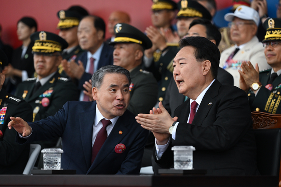 Former Defense Minister Lee Jong-sup speaks to President Yoon Suk Yeol during an Armed Forces Day ceremony at Seoul Air Base in Seongnam, Gyeonggi, on Sept. 26, 2023. [NEWS1]