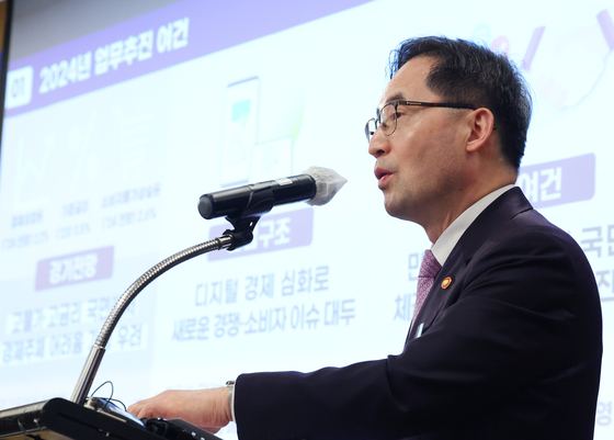The Fair Trade Commission (FTC) Chairman Han Ki-jeong speaks during an event hosted by the American Chamber of Commerce in Korea (Amcham) at the Grand Hyatt Hotel Seoul in central Seoul on Thursday. The event highlighted key policies that the FTC will promote in 2024. [YONHAP]