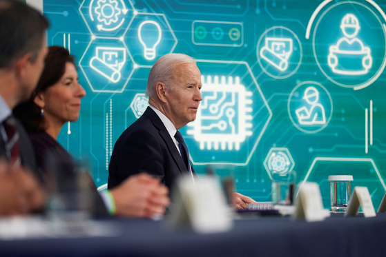 U.S. President Joe Biden and Commerce Secretary Gina Raimondo hold a virtual meeting with business leaders and state governors to discuss supply chain problems, particularly addressing semiconductor chips, on the White House campus in Washington, U.S., March 9, 2022. [REUTERS/YONHAP]