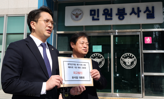 Rep. Jeon Yong-gi of the liberal Democratic Party speaks to reporters before submitting his party's criminal complaint against President Yoon Suk Yeol to the Seoul Metropolitan Police Agency in Jongno District, central Seoul, on Thursday. [NEWS1]