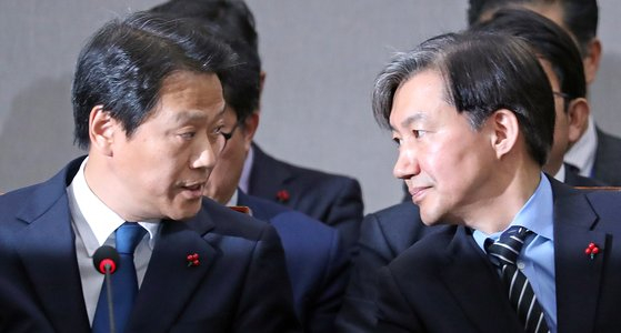 Im Jong-seok, presidential chief of staff of the former Moon Jae-in government, left, and Cho Kuk, then-presidential secretary for civil affairs, talk to each other during a National Assembly meeting in Yeouido, western Seoul, on Dec. 31, 2018. [NEWS1]