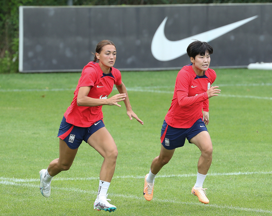 Casey Phair, left, and Ji So-yun train ahead of the 2023 Women's World Cup in Paju, Gyeonggi in July 2023. [NEWS1]