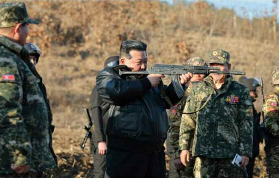 North Korean leader Kim Jong-un visits a military training center in the country's western region on Wednesday. [YONHAP]