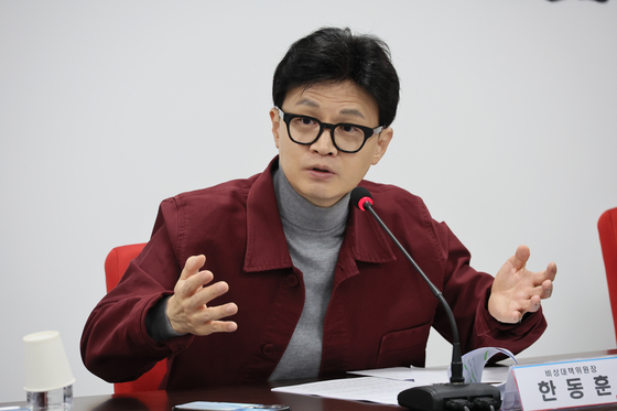 People Power Party interim leader Han Dong-hoon speaks at a meeting of the party's emergency steering committee at its headquarters in Yeouido, western Seoul, on Thursday. [YONHAP]