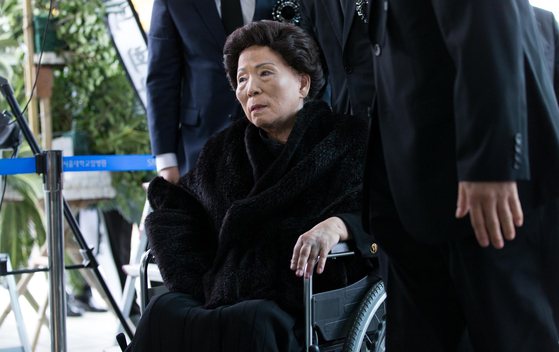 Son Myung-soon, widow of former president Kim Young-sam, attends the funeral of her husband at Seoul National University Hospital in Jongno District, central Seoul, on Nov. 23, 2015. [JOINT PRESS CORPS]