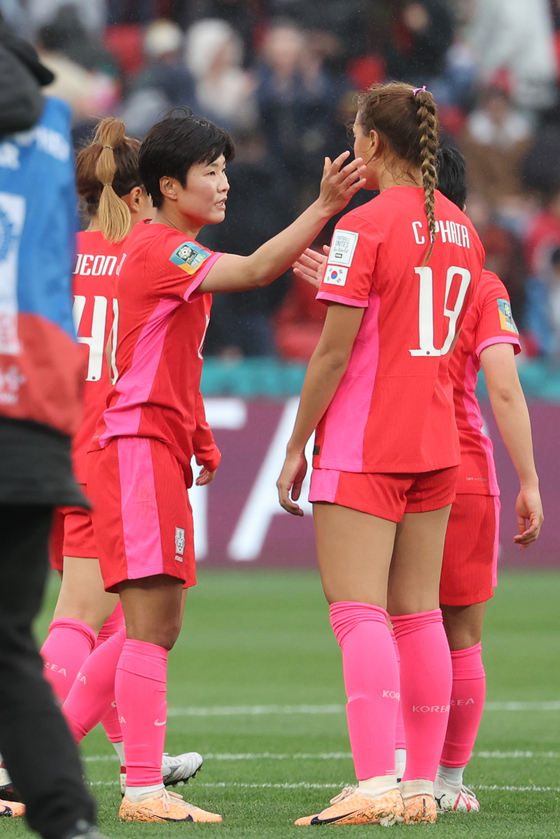 한국 국가대표 베테랑 지소연(왼쪽)이 2023년 7월 호주에서 열린 조별 예선 경기에서 한국이 모로코에 1-0으로 패한 후 케이시 페어를 격려하고 있다. [YONHAP]