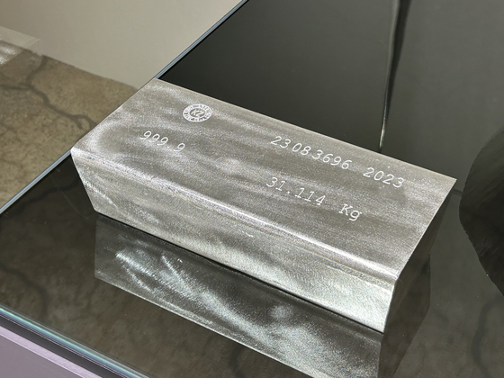 The 31-kilogram (68-pound) silver ingot before William Sang-hyeob Lee smelted and hammered it into ″Untitled″ (2023) [SHIN MIN-HEE]