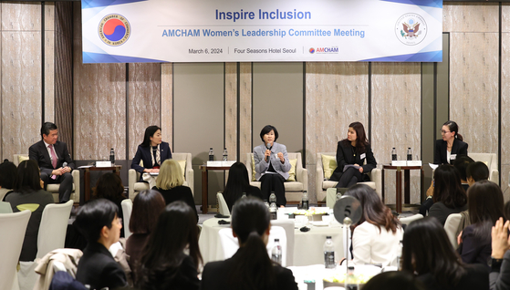 From left, the American Chamber of Commerce in Korea (Amcham) Chairman James Kim, U.S. Embassy Seoul's Deputy Chief of Mission Joy Sakurai, Citibank Korea CEO Yoo Myung-soon, Procter & Gamble Korea's Senior Vice President Lee Chee-young and Christina Ahn, client partner of the consulting firm Korn Ferry, participate at a panel discussion on the empowerment of female leadership at an event hosted in central Seoul on Wednesday. [AMCHAM]