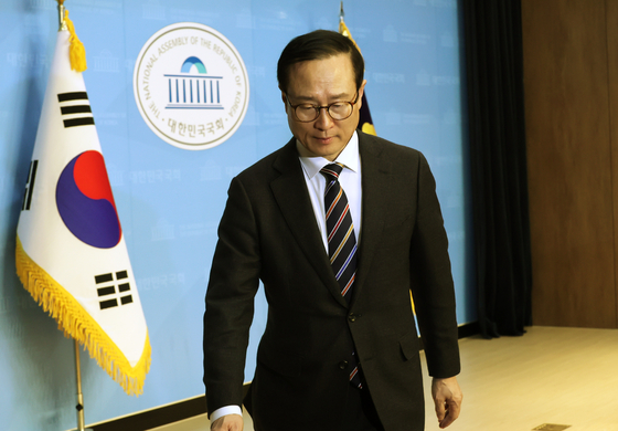 Democratic Party lawmaker Hong Young-pyo leaves the podium after giving a press conference on Thursday at the National Assembly, where he announced his departure from the party. [YONHAP]