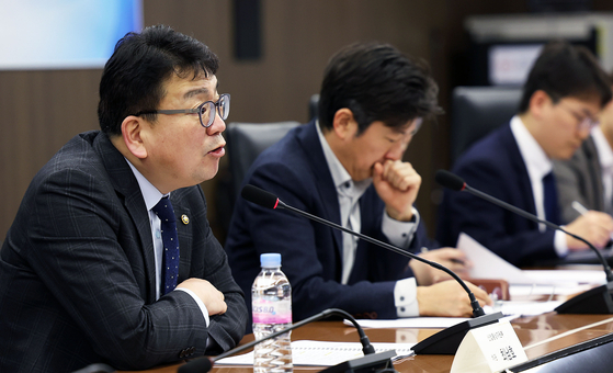 Vice Industry Minister Choe Nam-ho speaks during a meeting held in Seoul on Tuesday. [YONHAP]