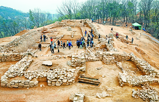 The archaeological site of Goguryeo military facilities at Mount Acha was revealed to journalists in 2013. [JOONGANG PHOTO] 