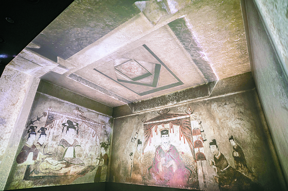 At the Goguryeo exhibit in the museum, the three Goguryeo tomb murals (Anak No. 3 Tomb, Deokheungri Tomb, and Gangseodaemyo) are also digitally reenacted. In fact, they are more vibrant than the reality thanks to the images created based on photo materials and replicas and projected to fill up the entire space. [NATIONAL MUSEUM OF KOREA] 