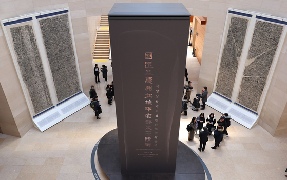 The digital reconstruction of “Stele of King Gwanggaeto” greets visitors to the National Museum of Korea. Measuring 8 meters (26 feet) tall and 2.6 meters wide, it has 1,775 characters or syllables inscribed onto it, which experts copied using the copy made by scholar Lim Chang-sun (1914-1999). Installed at the Path to History section on Jan. 24, it recreates the stone monument from the Goguryeo Dynasty (37 B.C. to A.D. 668). [NEWS 1]