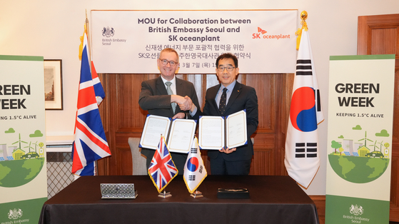 British Ambassador to Korea Colin Crooks, left, and SK oceanplant CEO Lee Seung-chul pose for a photo during a signing ceremony held on Thursday at the embassy in central Seoul. [SK OCEANPLANT]