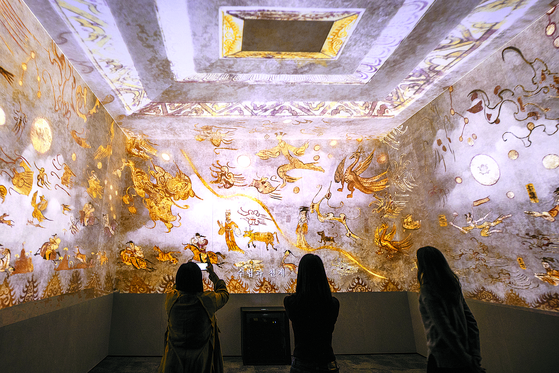 At the Goguryeo exhibit in the museum, the three Goguryeo tomb murals (Anak No. 3 Tomb, Deokheungri Tomb, and Gangseodaemyo) are also digitally reenacted. In fact, they are more vibrant than the reality thanks to the images created based on photo materials and replicas and projected to fill up the entire space. [NATIONAL MUSEUM OF KOREA] 