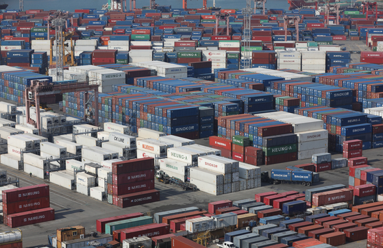 Containers stacked up at a port in Busan on Feb. 7. Korea reported a current account surplus for the ninth consecutive month in January amid recovery in chip exports. [NEWS1]