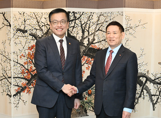 Korean Finance Minister Choi Sang-mok, left, poses for a photo with the Minister of Finance of Vietnam, Ho Duc Phoc, in Seoul on Friday. [NEWS1]