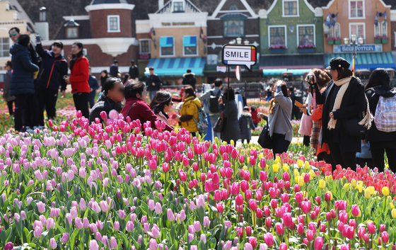 Visitors enjoy their day out at Everland in Yongin, Gyeonggi, while the Tulip Festival runs. [YONHAP]