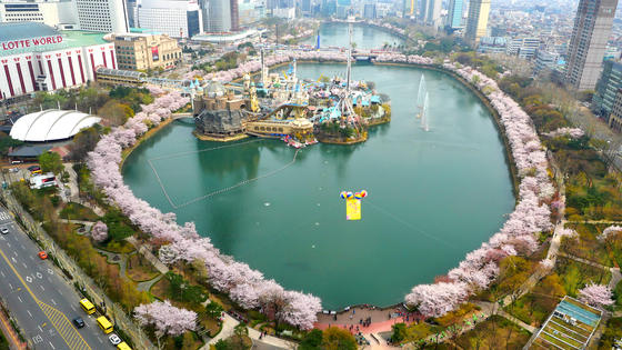 Seokchon Lake in Songpa District, southern Seoul, is hosting a cherry blossom festival this month from March 27 to 31. [SONGPA DISTRICT OFFICE]
