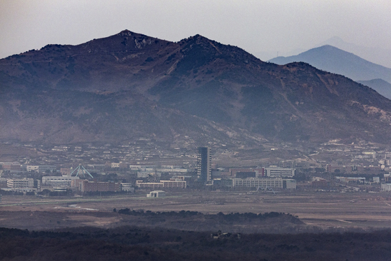 The Kaesong Industrial Complex in North Korea as seen from across the demilitarized zone in Paju, Gyeonggi, on Dec. 18 last year. [YONHAP]