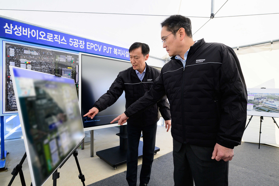 Samsung Electronics Executive Chairman Lee Jae-yong, right, is briefed at Samsung Biologics construction worksite in Incheon on Feb. 16. [NEWS1]