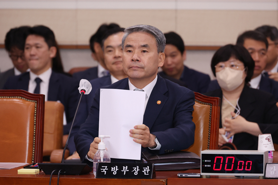 Lee Jong-sup, former defense minister, attends a meeting held by the Legislation and Judiciary Committee at the National Assembly in western Seoul in last September. [YONHAP]