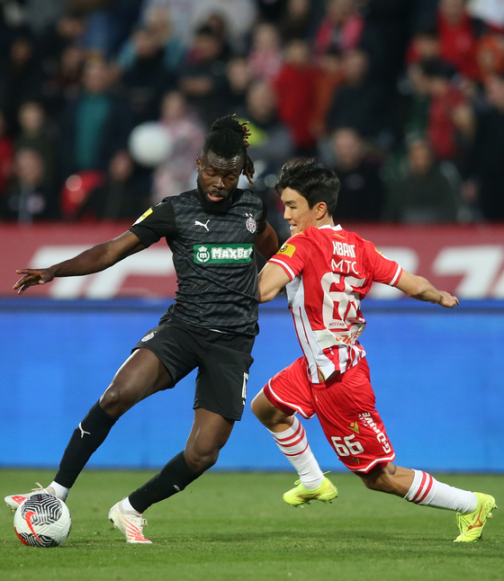 Partizan's Aldo Kalulu, left, in action against Red Star's Hwang In-beom during a Serbian SuperLiga match in Belgrade, Serbia on March 9. [EPA/YONHAP]