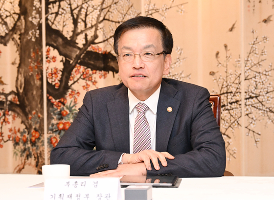 Finance Minister Choi Sang-mok speaks in a meeting with chiefs of banks in central Seoul on March 7. [NEWS1]