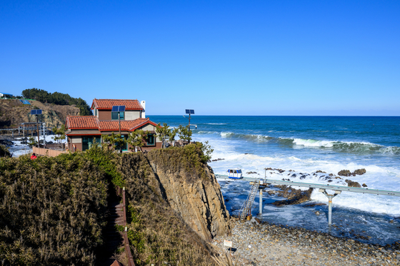 A filming location of a Korean drama series “Into the Storm” (2004), starring Song Yoon-ah, and Kim Seok-hun. It is a great spot for some photographs. [GNC 21] 