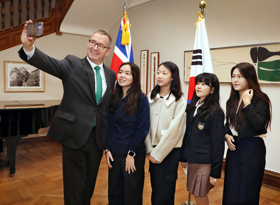 British Ambassador to Korea Colin Crooks, far left, takes a selfie with winners of the International Women's Day video contest at the British Embassy in Seoul on Friday. From second left, Lynn Fukushima, Josephine Lee, Choi Jung-in and Yu So-yeon. [PARK SANG-MOON]
