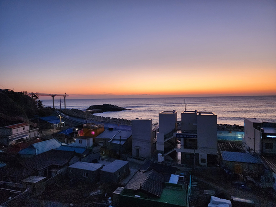 Sunrise witnessed from Mount Deunggi (53.9 meters) [YIM SEUNG-HYE] 